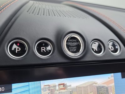 ASTON MARTIN DBX - 9