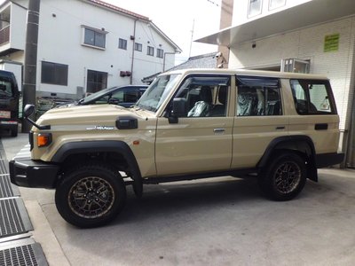 TOYOTA LAND CRUISER 70 - 5