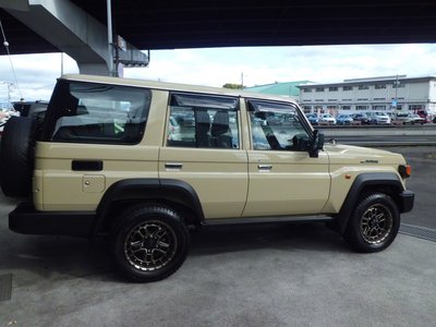 TOYOTA LAND CRUISER 70 - 9