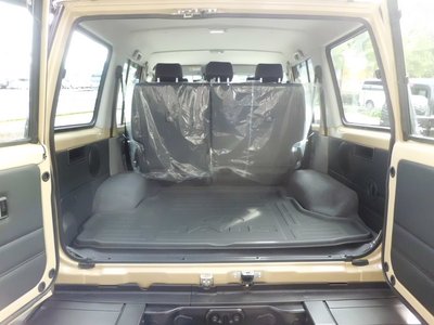 TOYOTA LAND CRUISER 70 - 10