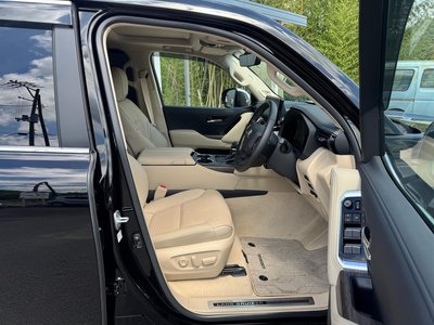صورة 8 لـ 2023 Toyota LAND CRUISER 300