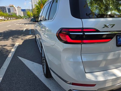 2025 BMW X7 thumbnail 15