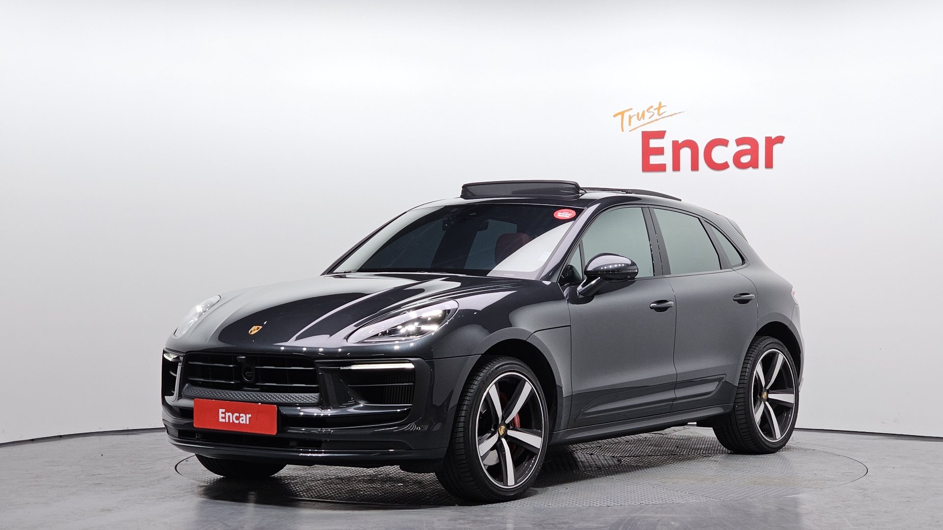 PORSCHE MACAN - View 1