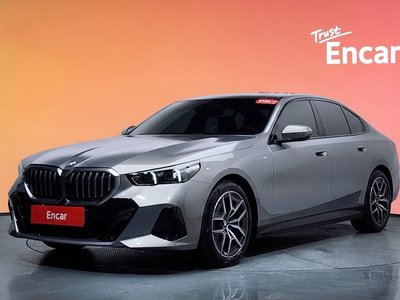 2025 BMW 5 SERIES — фото 1