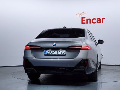 2025 BMW 5 SERIES — фото 4