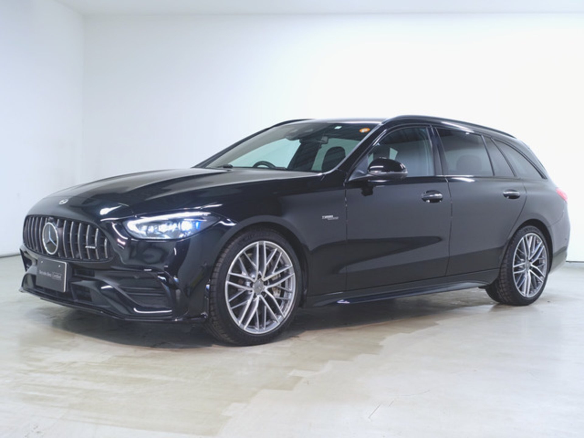 MERCEDES-BENZ C-CLASS WAGON AMG - View 1