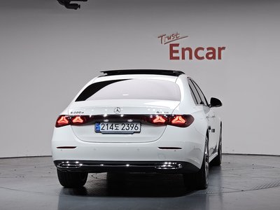 MERCEDES-BENZ E-CLASS - 4