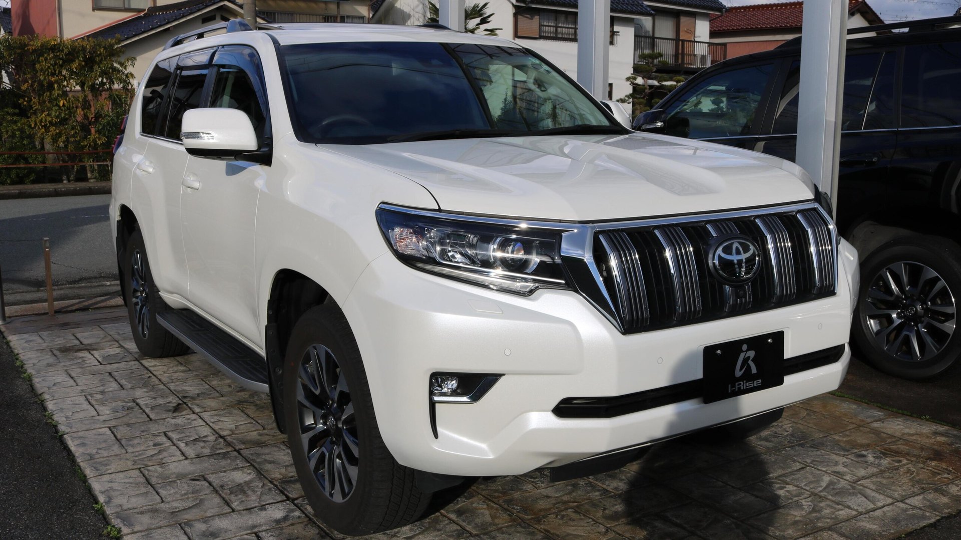 TOYOTA LAND CRUISER PRADO - View 1
