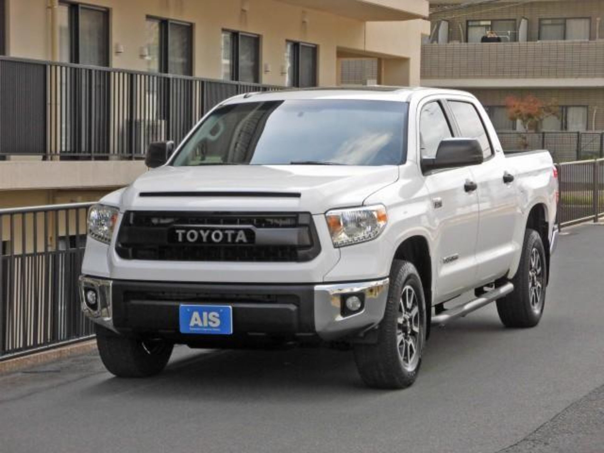 TOYOTA TUNDRA - View 1