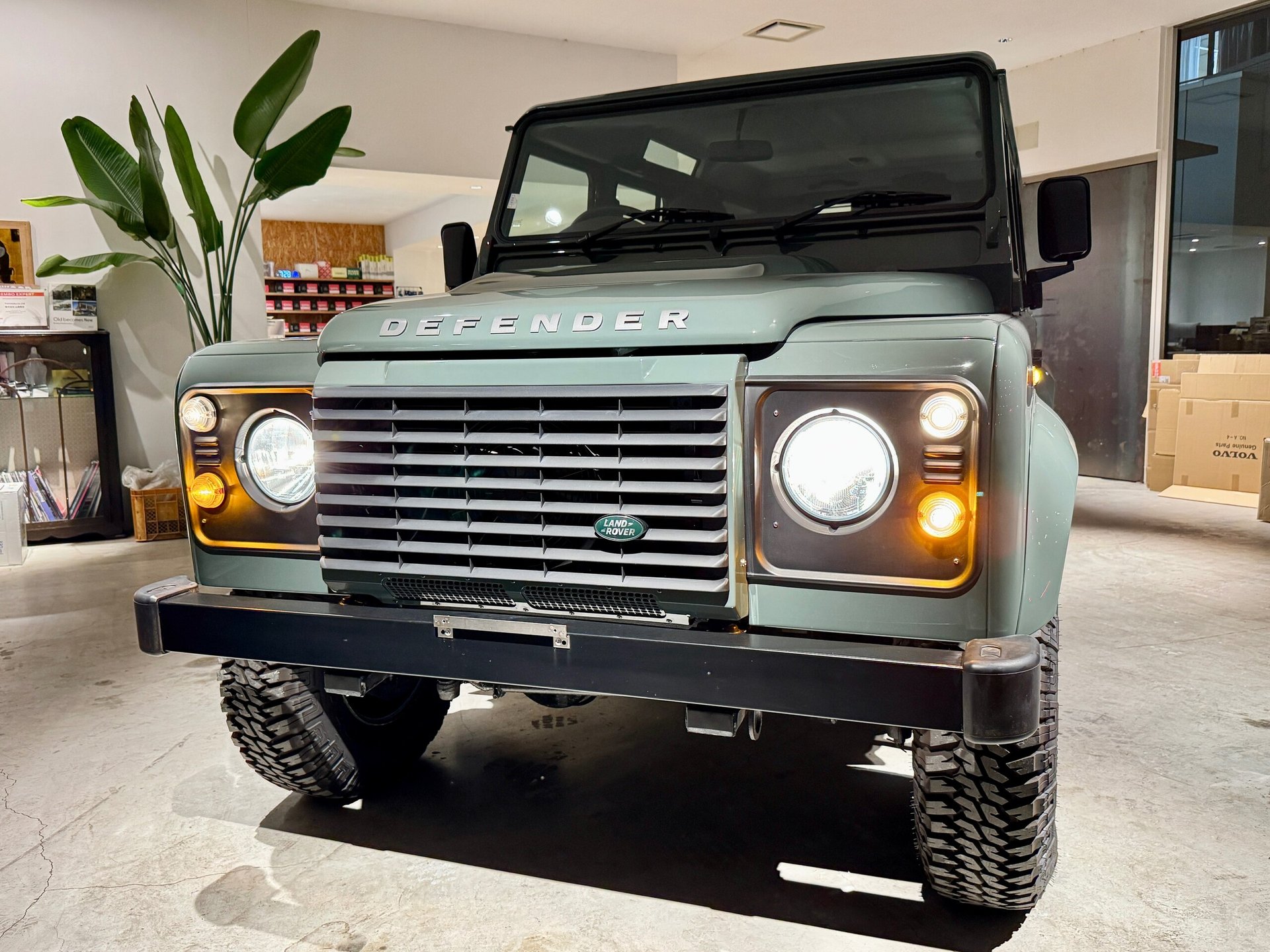 LAND ROVER DEFENDER - View 1