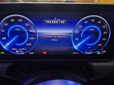 MERCEDES-BENZ EQE - 8