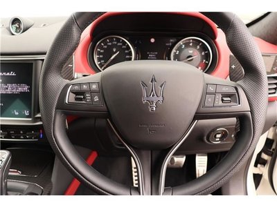 2023 Maserati LEVANTE photo 3