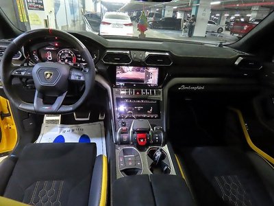 LAMBORGHINI URUS - 10