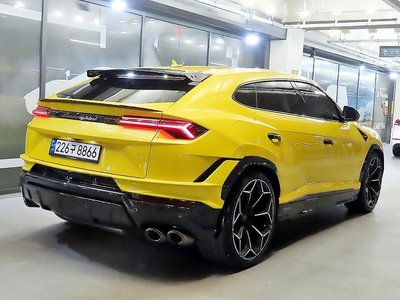 LAMBORGHINI URUS - 3