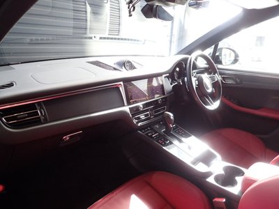 PORSCHE MACAN - 10