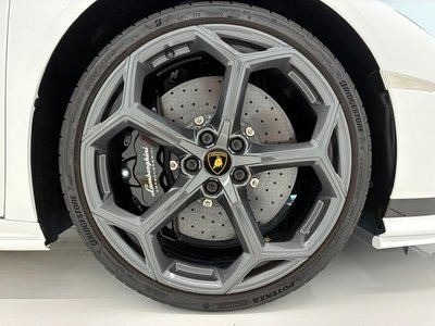 صورة 10 لـ 2023 Lamborghini HURACAN