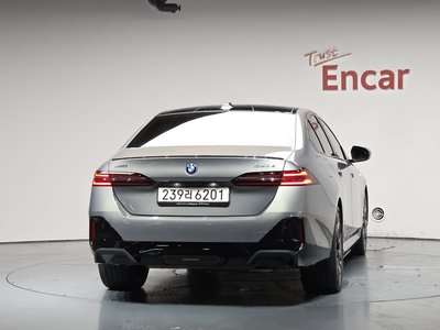 2025 BMW 5 SERIES — фото 4