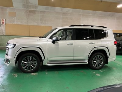 TOYOTA LAND CRUISER 300 - 7