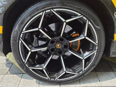 LAMBORGHINI URUS - 8