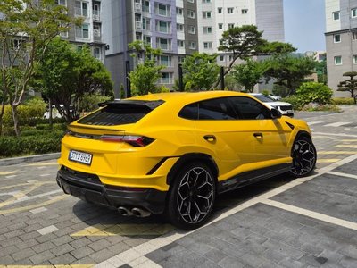 LAMBORGHINI URUS - 3