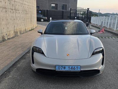 2023 Porsche TAYCAN photo 2