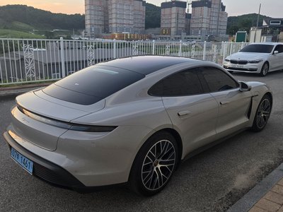 2023 Porsche TAYCAN photo 4
