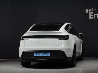 TESLA MODEL Y - 3