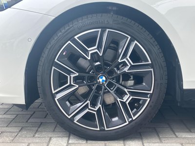 2025 BMW 5 SERIES TOURING photo 6