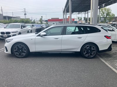 2025 BMW 5 SERIES TOURING photo 2