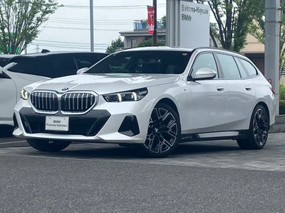 2025 BMW 5 SERIES TOURING photo 1
