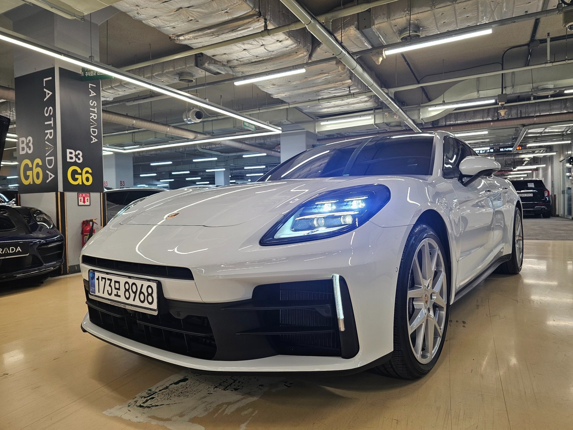 PORSCHE PANAMERA - View 1