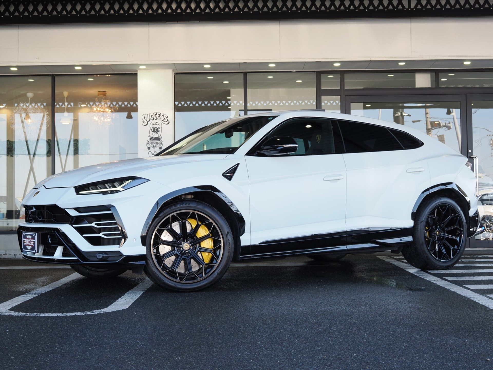 LAMBORGHINI URUS - View 1
