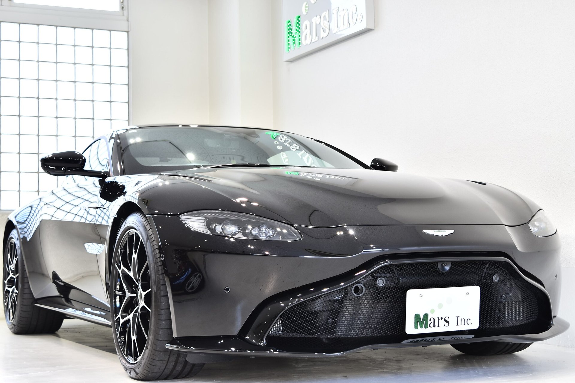 ASTON MARTIN VANTAGE - View 1