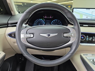 2023 Genesis GV70 thumbnail 13