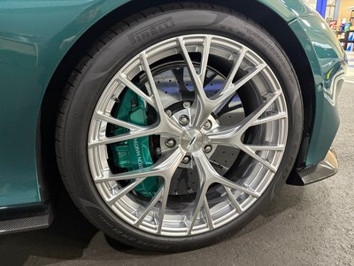 ASTON MARTIN VANQUISH - 10