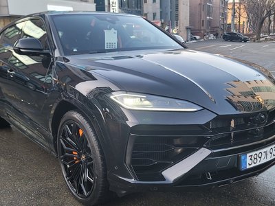 LAMBORGHINI URUS - 4