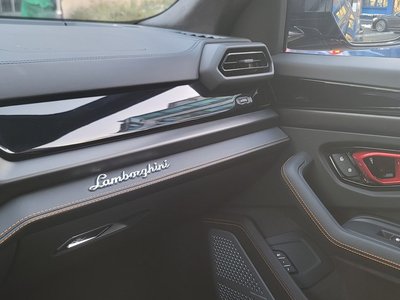 LAMBORGHINI URUS - 10