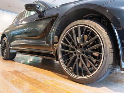 ASTON MARTIN DBX - 10