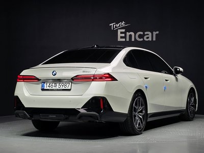2025 BMW 5 SERIES — фото 4
