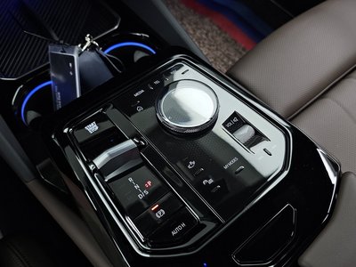 2025 BMW 5 SERIES — миниатюра 12