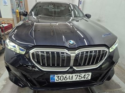2025 BMW 5 SERIES — фото 1