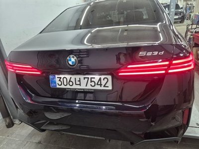 2025 BMW 5 SERIES — фото 3