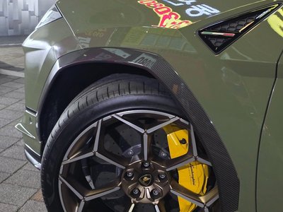 LAMBORGHINI URUS - 8