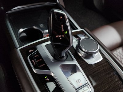 2020 BMW 7 SERIES photo 9