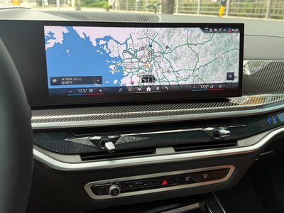 2025 BMW X7 thumbnail 14