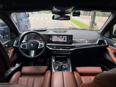 2025 BMW X7 thumbnail 17