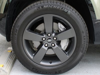 LAND ROVER DEFENDER - 10