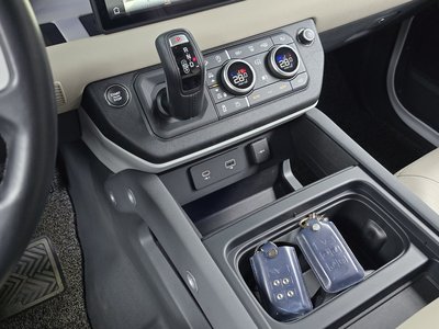 LAND ROVER DEFENDER - 9