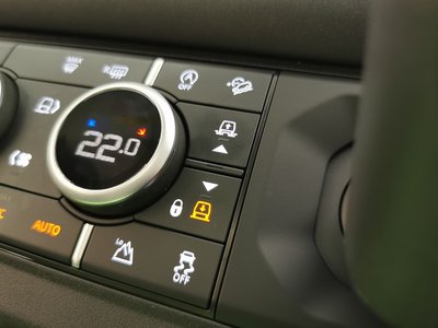 LAND ROVER DEFENDER - 10