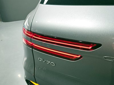 صورة 10 لـ 2023 Genesis GV70